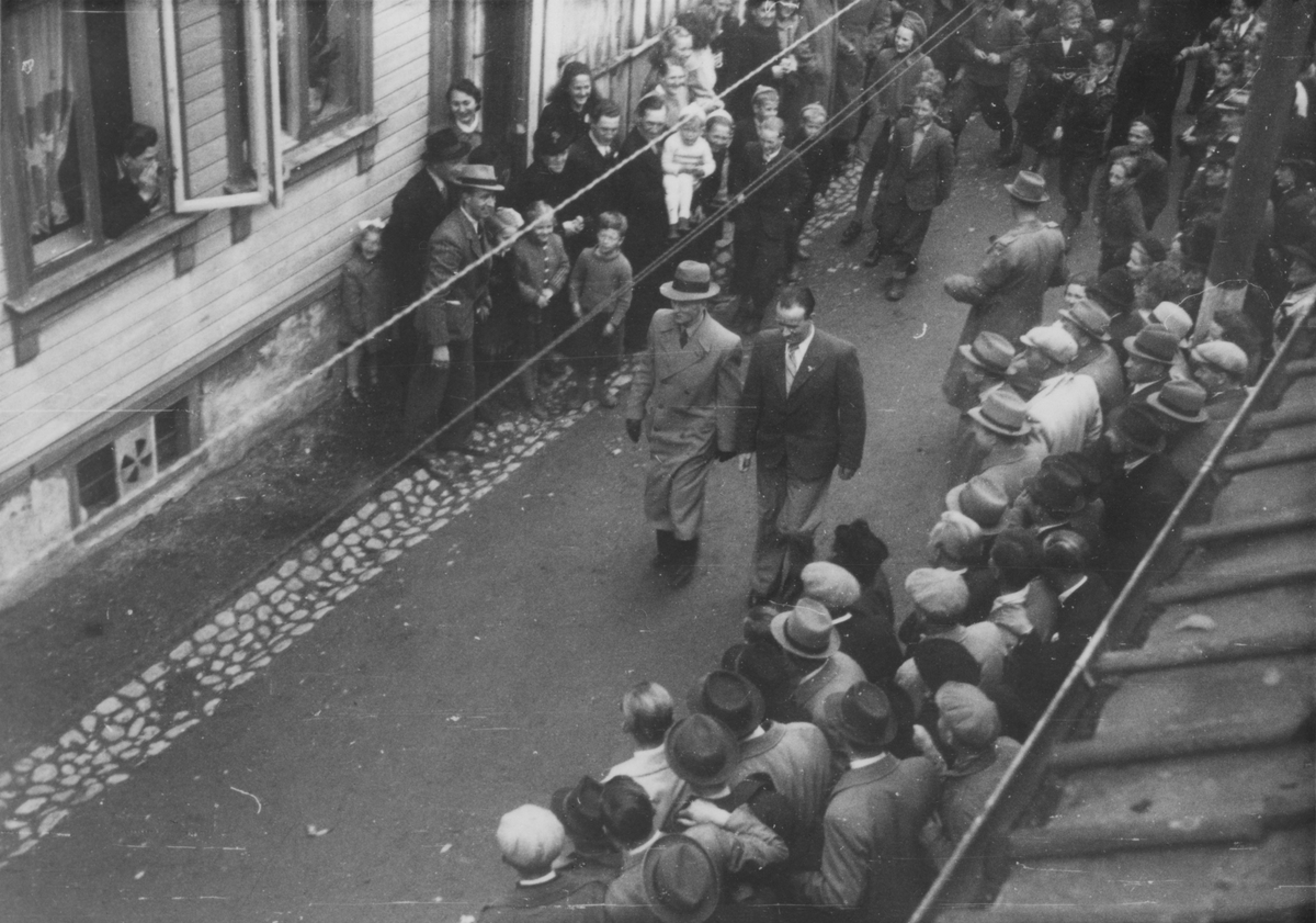 Arestasjonene, 10. mai 1945. Arvid Svendsen (t.h.) kommer med arrestanten Ståle Stuhaug.