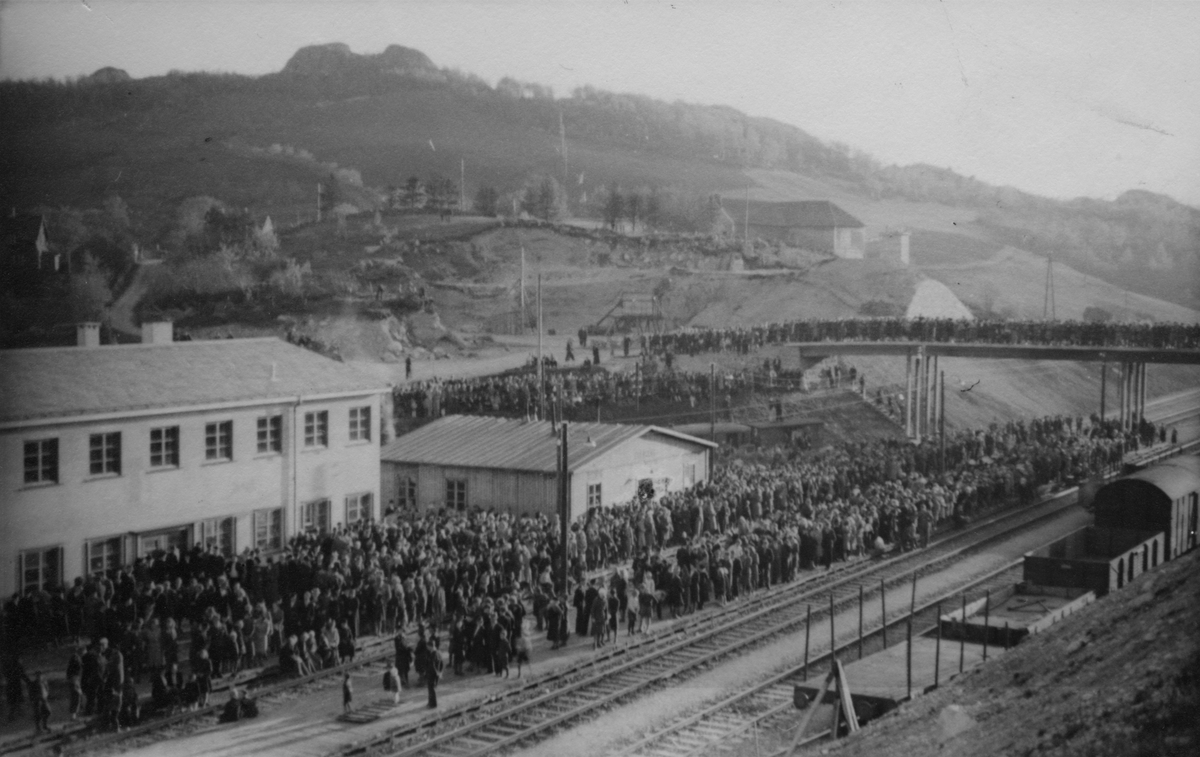 Folk venter på toget med Tysklandsfangene, 28. mai 1945.