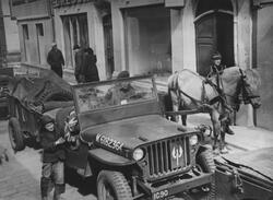Engelske soldater i Elvegaten, 12. mai 1945.