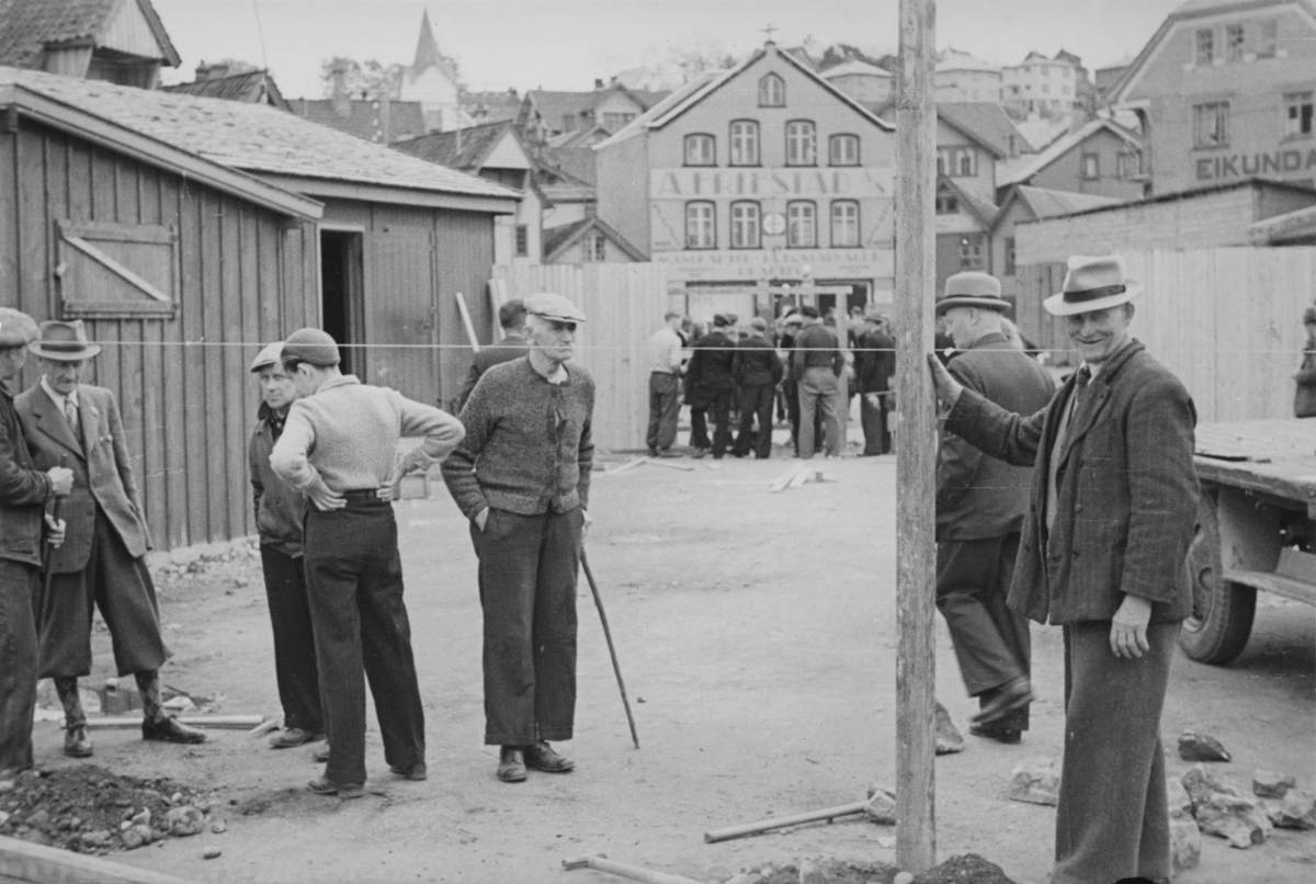 Plankegjerdet settes opp rundt interneringsleiren i Lerviken, mai 1945.