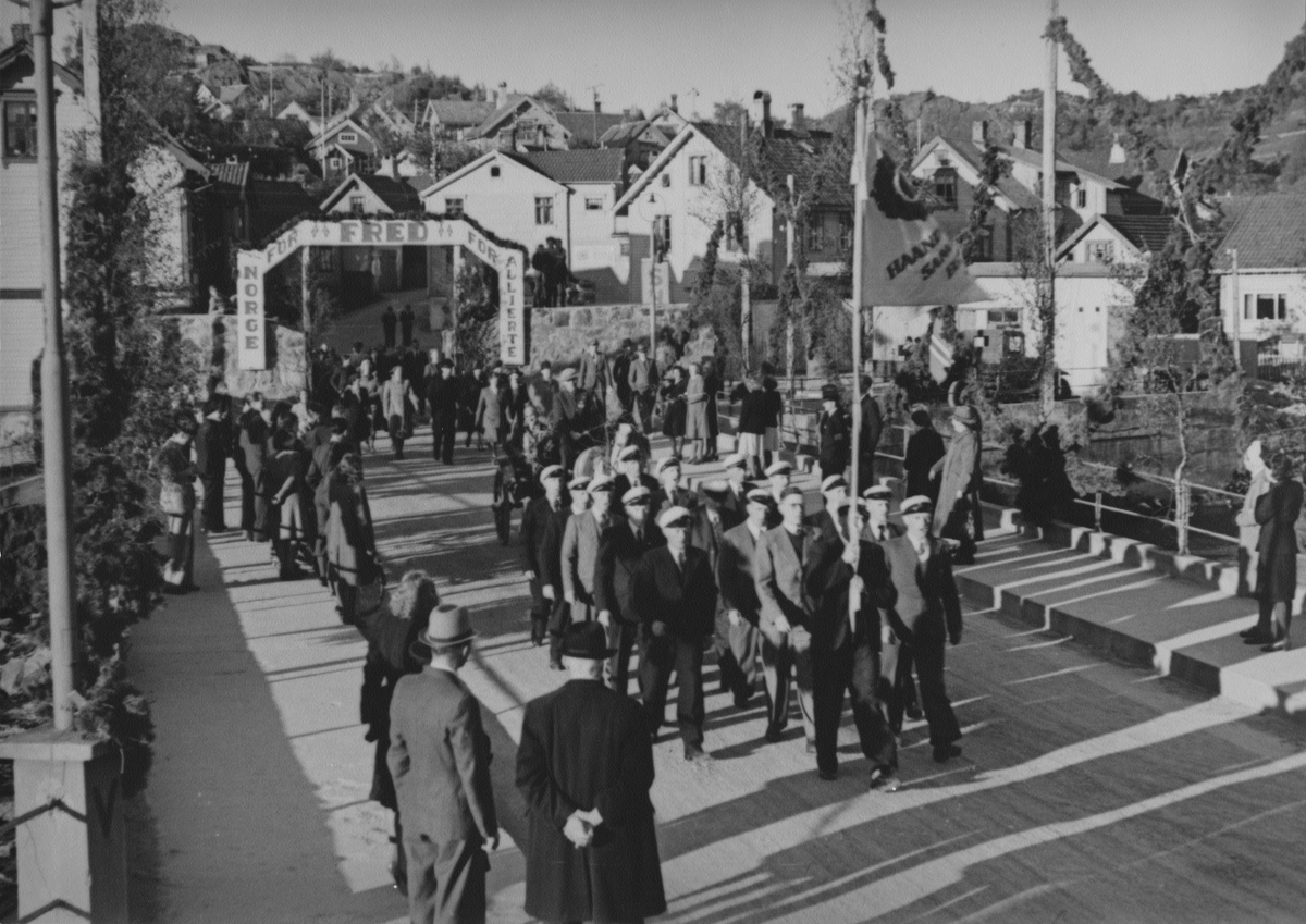 Borgertoget på Damsgårdsbroen, 17. mai 1945. Håndverkernes sangkvartett.