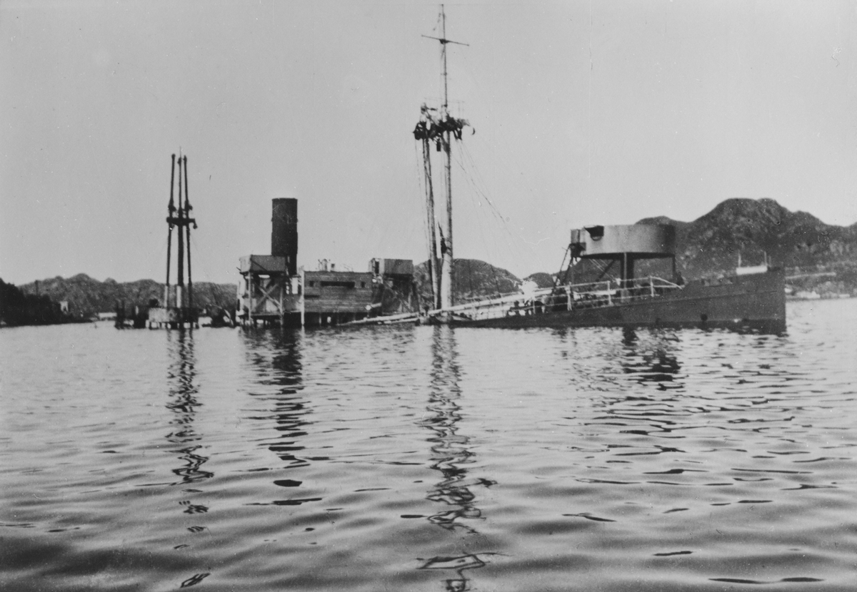 Vraket av "Thetis" på havnen, 1945.
