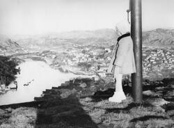 Brit Feyling på toppen av Varberg, 1955.