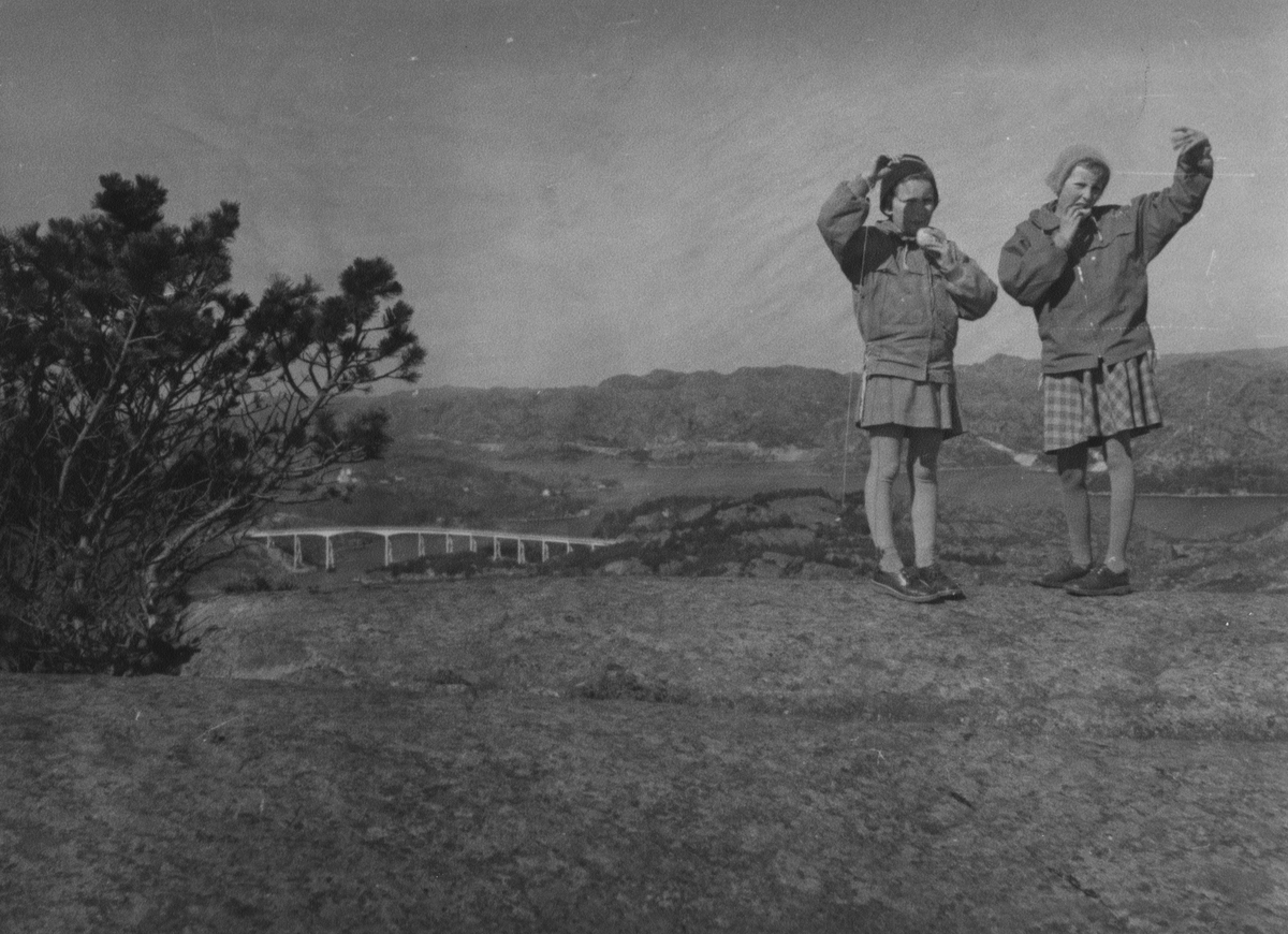 Brit og Kari Feyling på toppen av Kontrari, 1956.