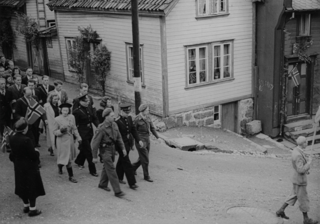 Borgertoget går ut i Lerviksbakken, 17. mai 1945.