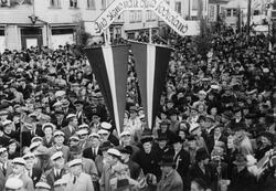 Folk hører på pastor Oanæs' tale på Torget, 17. mai 1945.