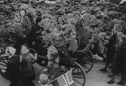 Grinifangene kommer hjem, 10. mai 1945. Vognen med Aakre-fam