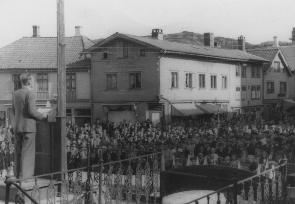 Folkemengden på Torget, 10. mai 1945.
