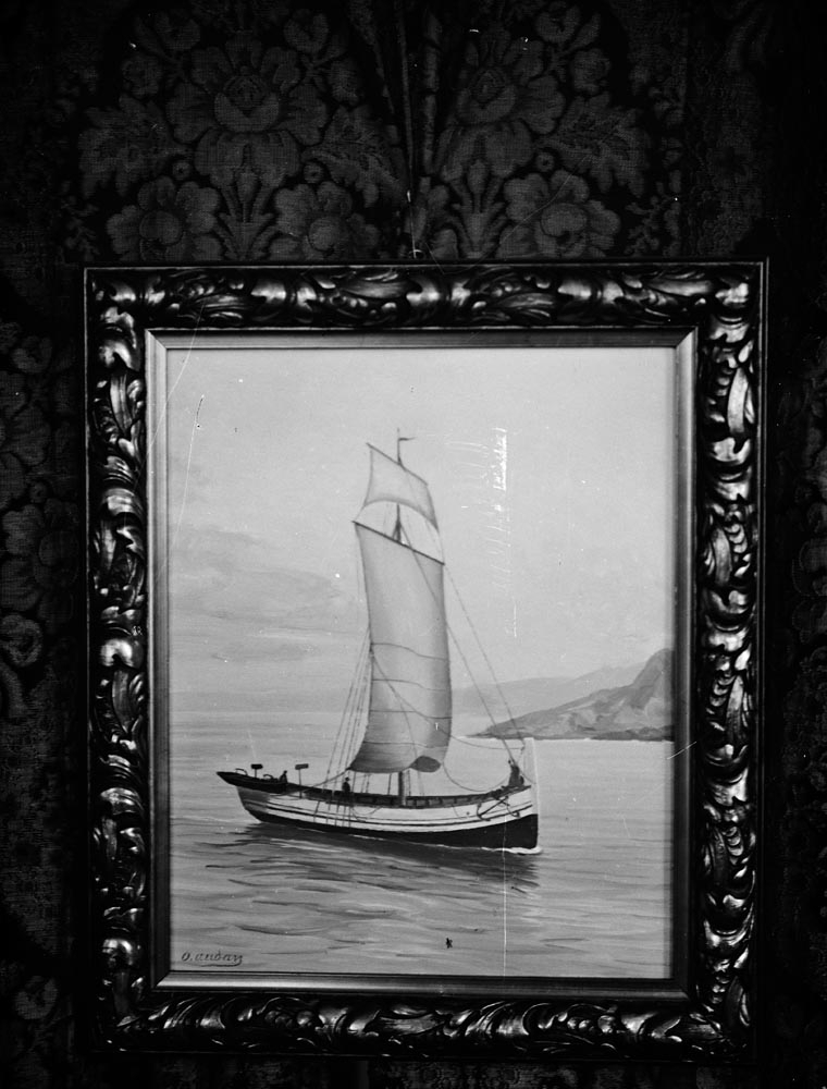 Leirfjord. Fotografi av et maleri med jekt for fulle segl, i stor gullramme. Kunstner/maler: O. Auday / O. Audan.