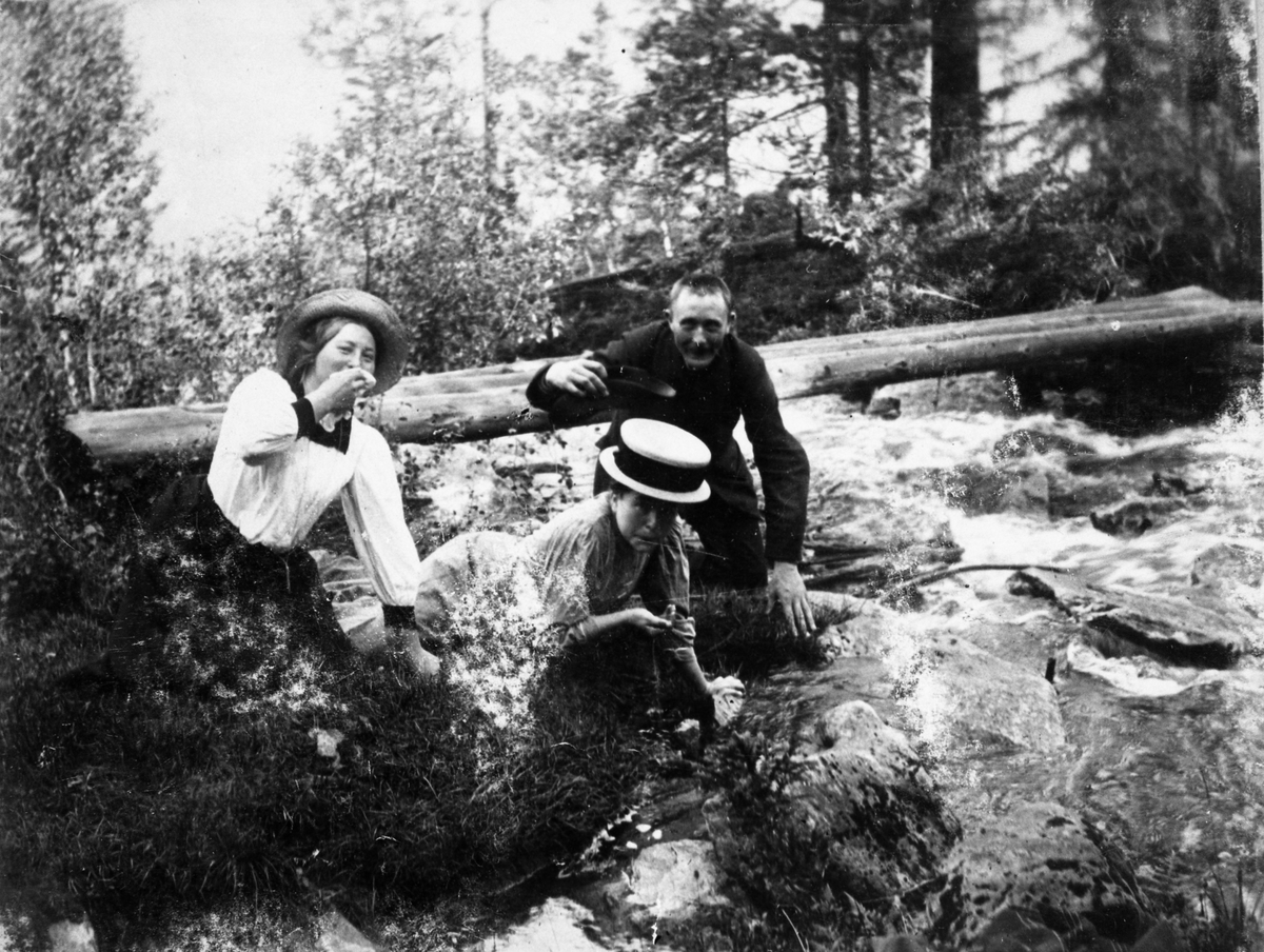 Fotosamling etter Øystein O. Kaasa. (1877-1923). Reisefølge på tur som drikker vann i fossen. Antatt avfotografering.