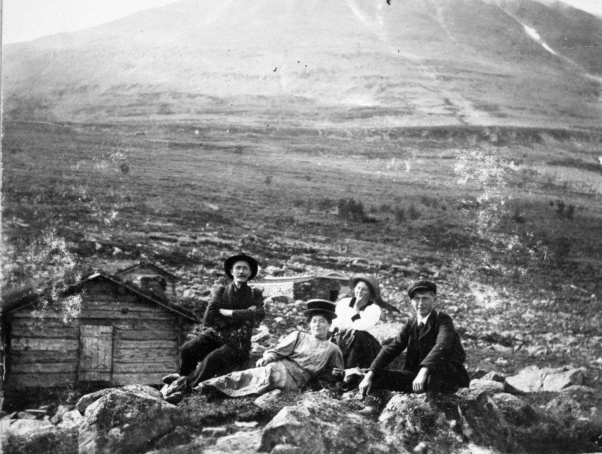 Fotosamling etter Øystein O. Kaasa. (1877-1923). Reisefølge på fjellet, ved foten av Gaustadtoppen. Antatt avfotografering.