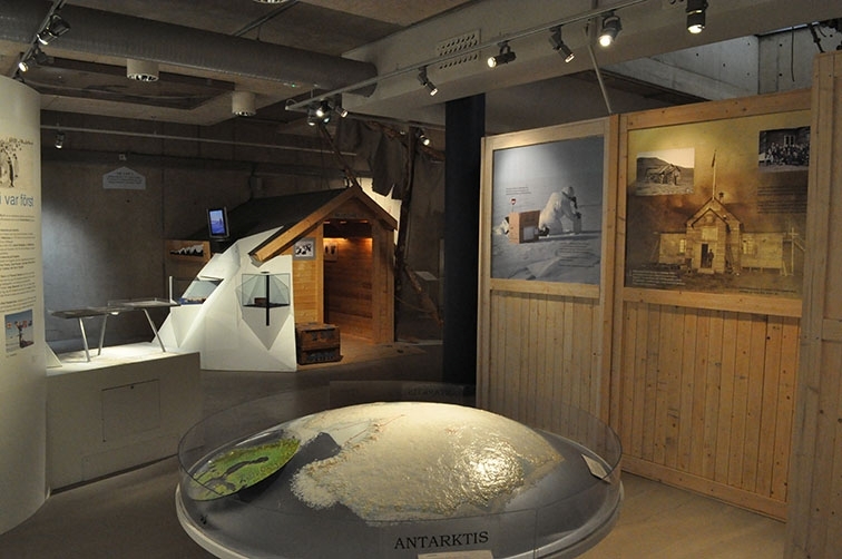 Interiör från dåvarande polarutställningen på Grenna Museum.