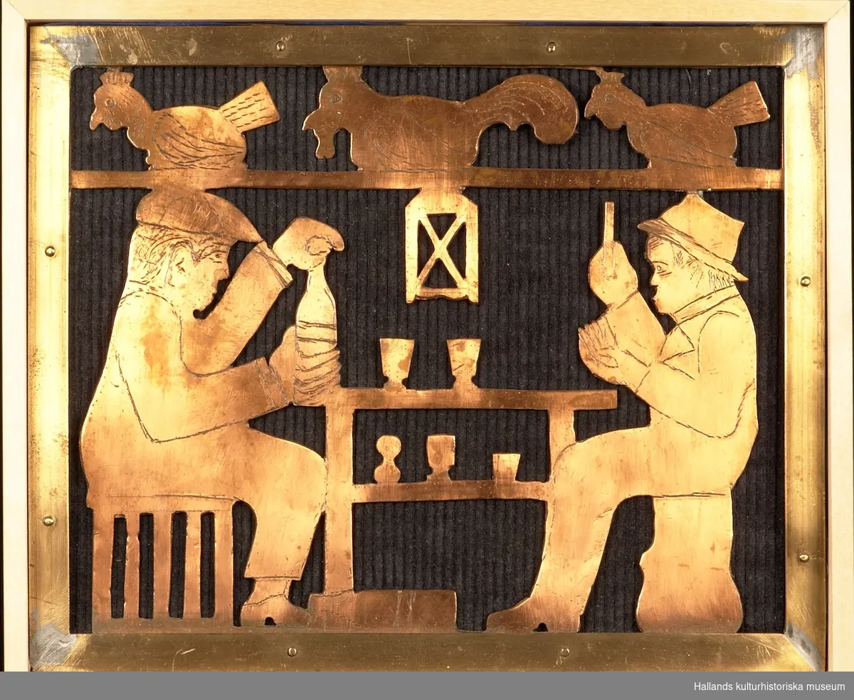 Relief föreställande två män vid ett bord. Männen spelar kort och dricker sprithaltiga drycker. Ovanför männen sitter tre hönor och värper på en hylla. Scenen utspelar sig troligtvis i ett hönshus.

Relief av koppar över en väv av grovt svartfärgat tyg. Inramad i en träram av ädelträ.