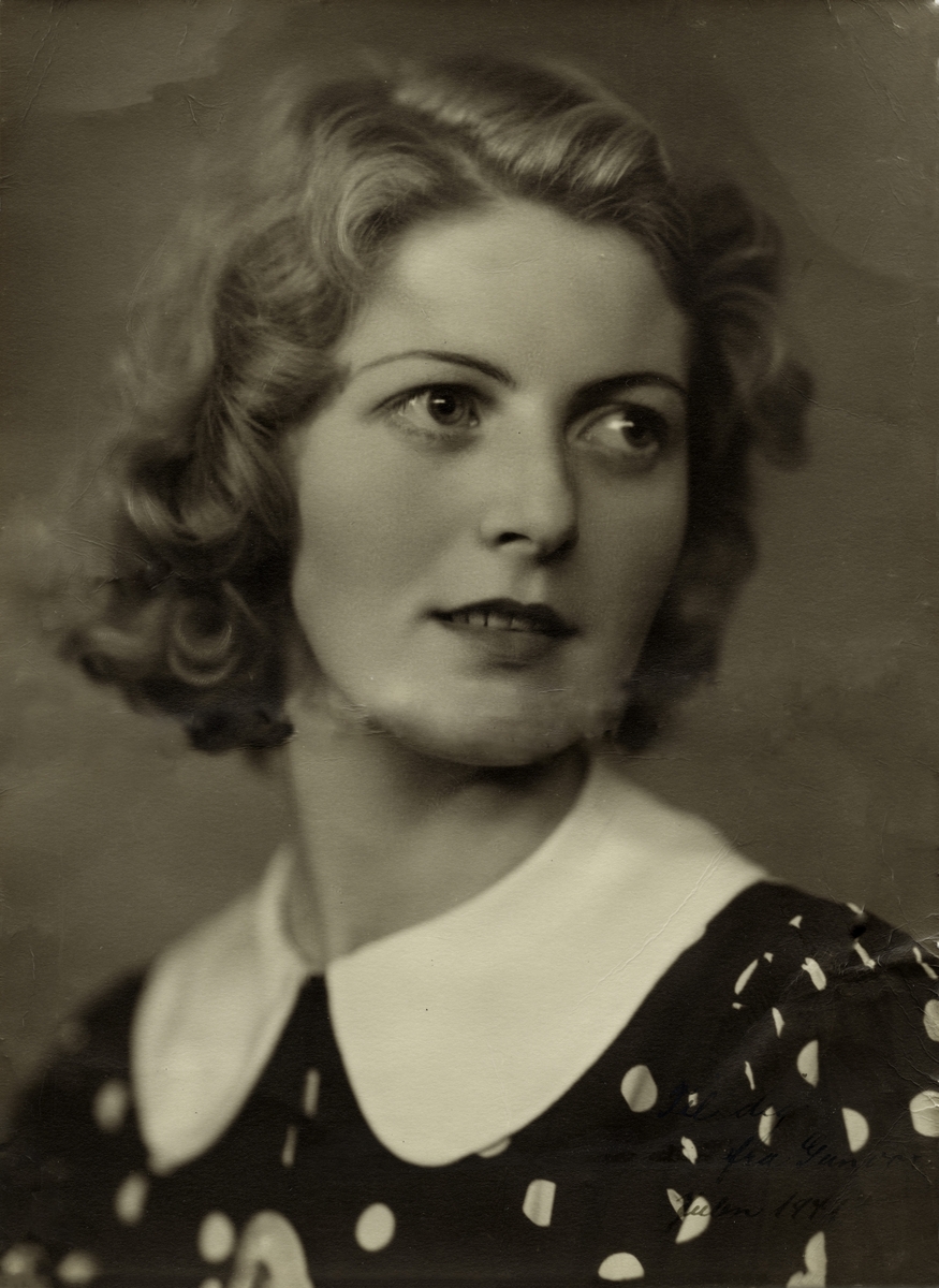 Portrett av Gunvor Hjerkinn som ung kvinne.