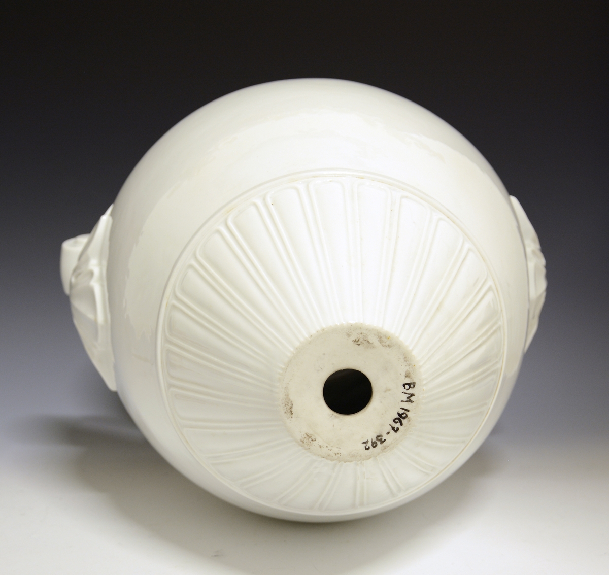 Stor vase av porselen. Ellers samme som TGM-BM.1967-390, men med hvit glasur, uten dekor. 