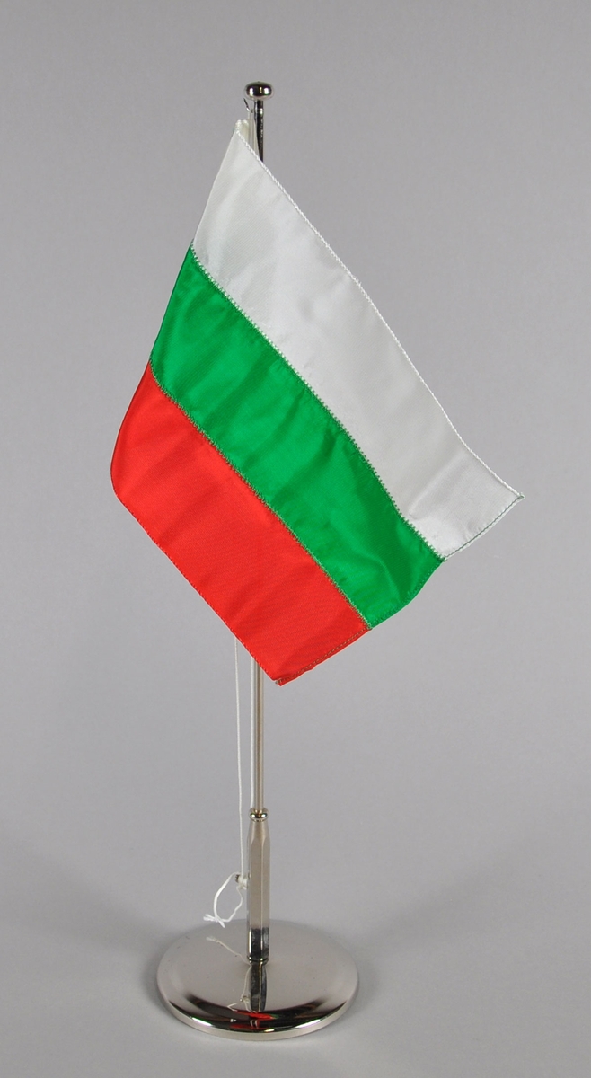 Bordflagg på stang fra Bulgaria. Tre horisontale striper i hvitt, grønt og rødt.