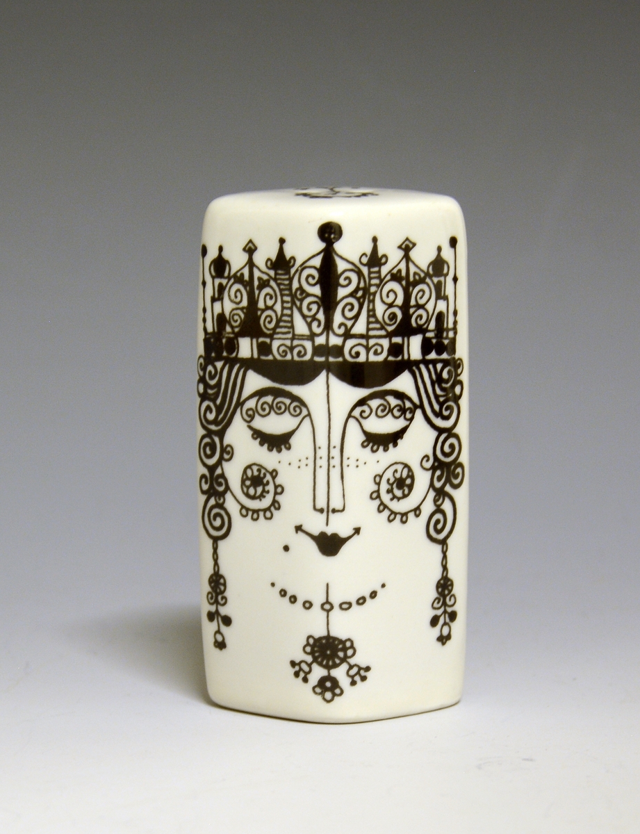 Prot: Pepperdrysse av porselen. Firkantet, høy, slank form. Stilisert dekor av dronning.
Modell: 2412
Dekor: Monarch 78250