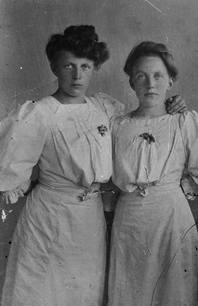 Portrett av to unge kvinner - Klara (født 21.4.1891)og Beret (født 15.5.1893) Strømbu