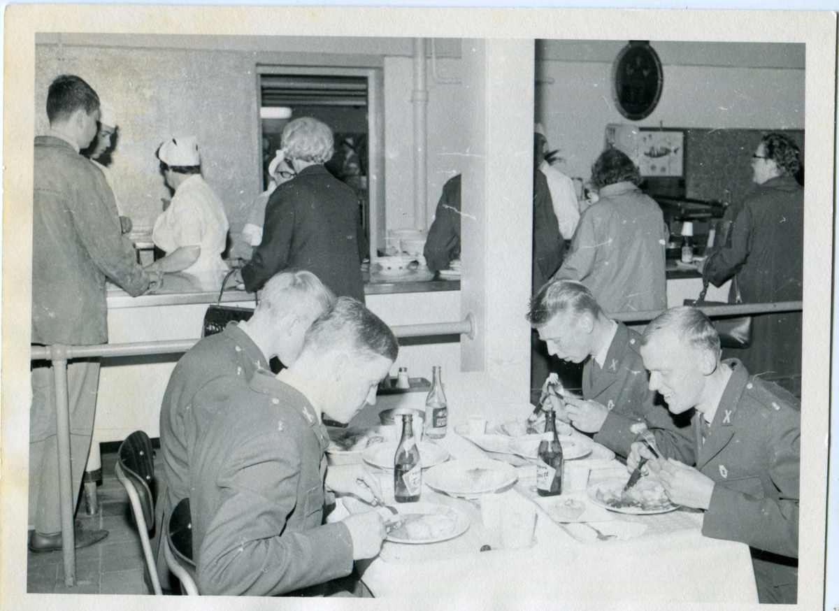 Besöksdag 1960-70,värnpliktiga i I 4s matsal.