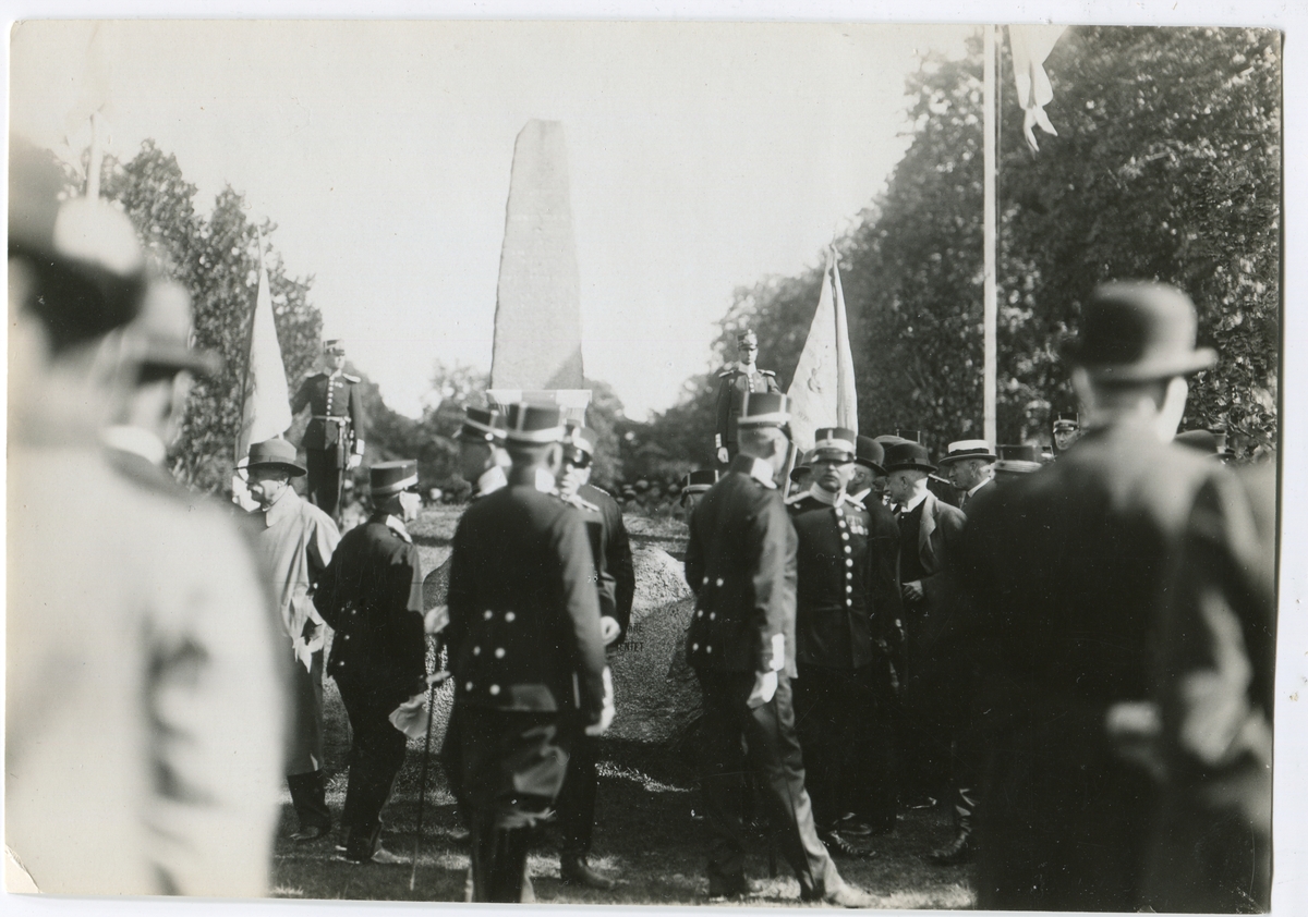 Malmen 3/9 1922.Militärer och civilklädda vid minnessten.
