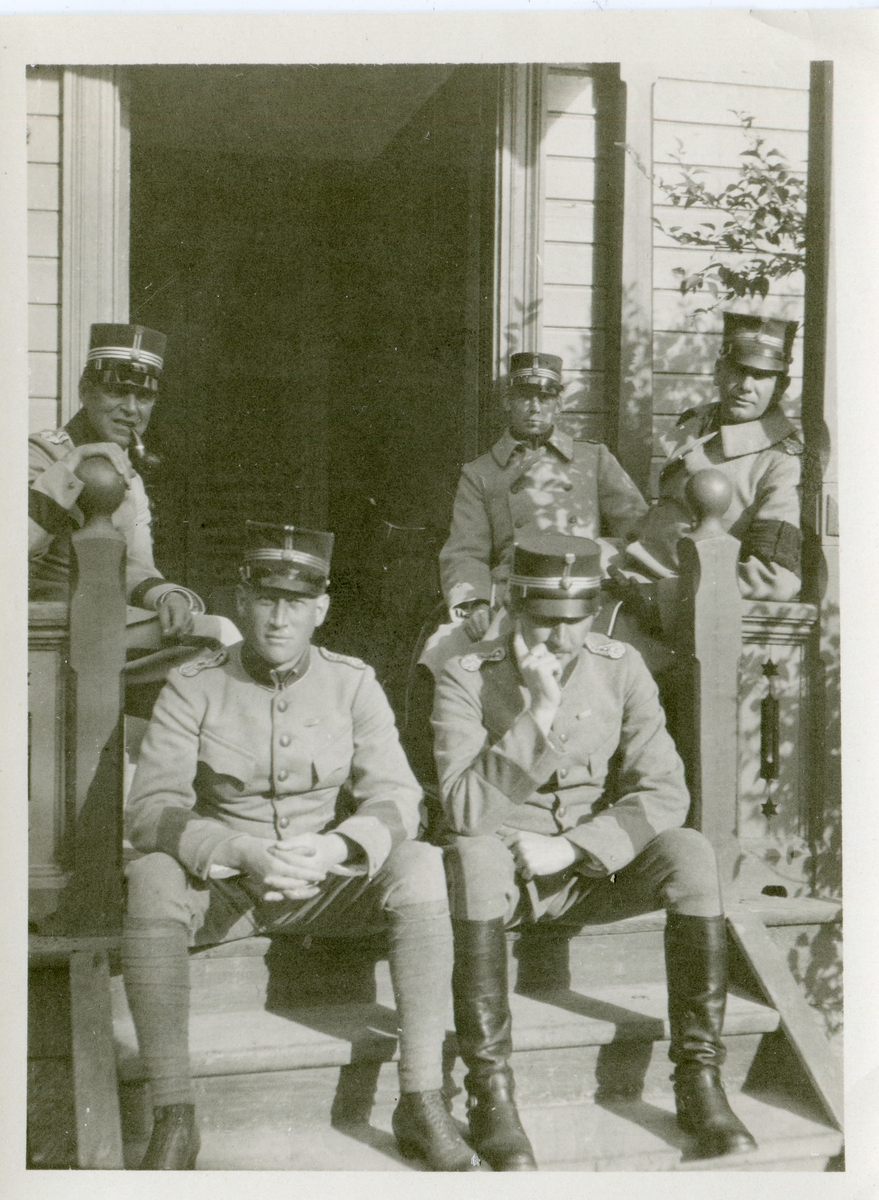 Malmen 1922.Några officerare sitter troligen på trappan
till en officersbostad.