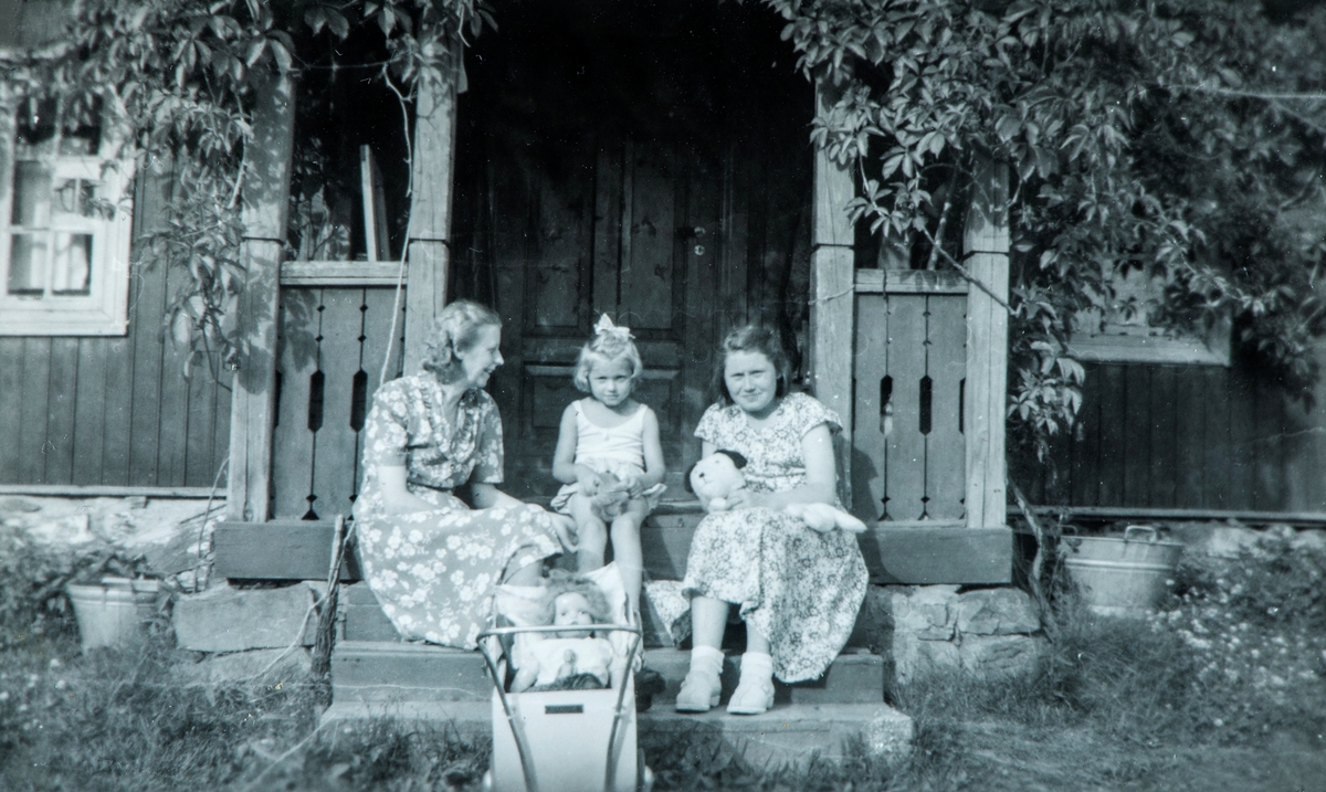 Bilde fra plassen Dalby, under Nordstad i Ottestad, Stange. 
Fra Venstre: Maren Martinsen (1906-1997) I midten hennes dater Anne Marie Paulsen (f 1946), damen til høyre er ukjent.
Maren var krigsseiler.