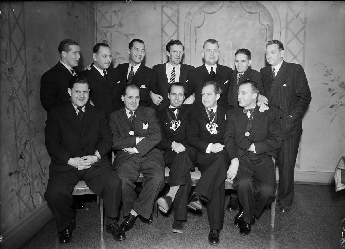 Grupporträtt, män i kostym, några med medalj, Uppsala