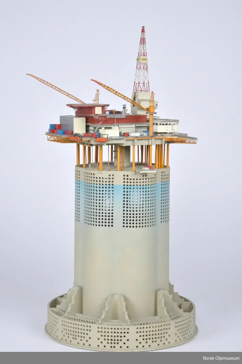 Modell av bore- og brønnplattformen CDP1. Modellen er bygget i målestokk 1:300.