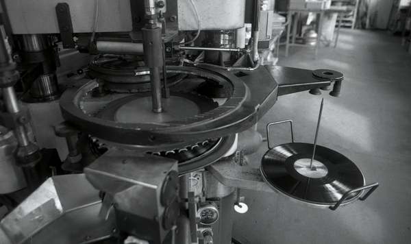 Hønepress A/S. Grammafonpresseri, produksjon av vinylplater. Startet opp i 1935 som Norsk Grammofonkompani A/S, senere Ulf Corneliusen & co. Til slutt Roger Arnhoff studio. Bedriften ble lagt ned i 1987.
