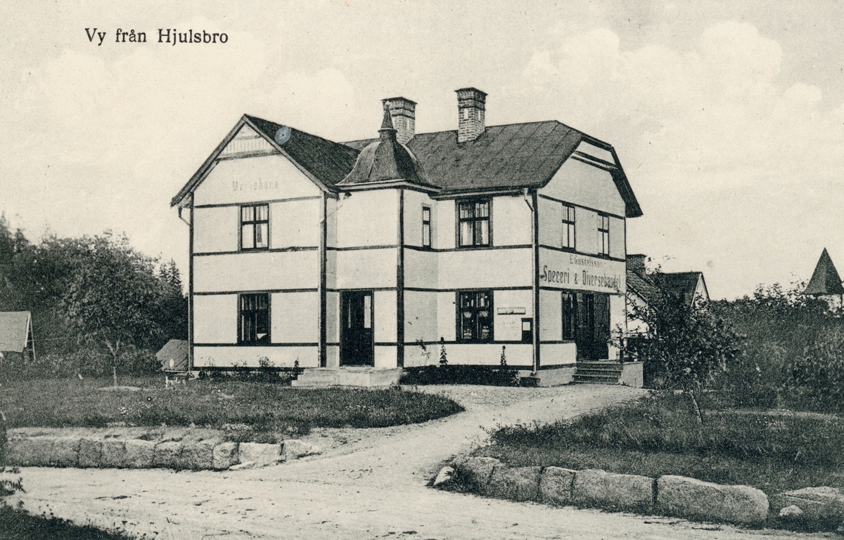 Affärs- och bostadsfastigheten Marieborg i Hjulsbro uppfördes 1910 av byggmästare Ernst Fritiof Engström. Butiksdelen hyrdes ut och från 1920 innehade Edvard Gustafsson arrendet.