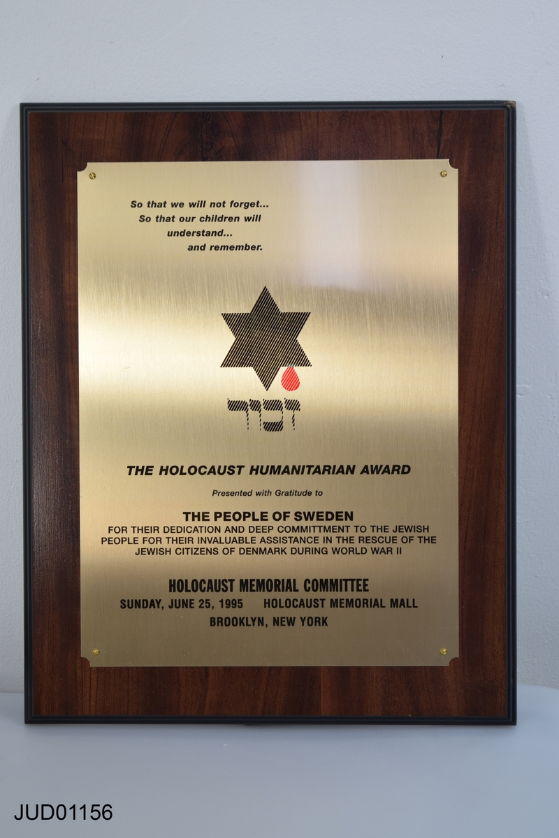 Minnesplakett med text. The Holocaust Humanitarian Award utdelad till The People of Sweden från Holocaust Memorial Committee