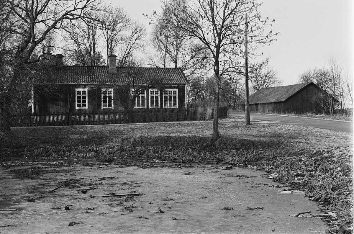 F.d skolhus, Prästgården 1:1, Vaksala socken, Uppland 1982