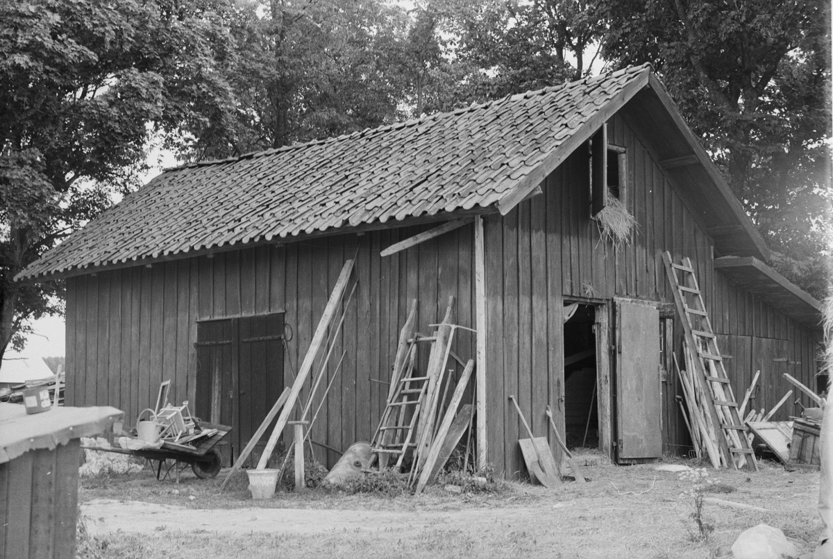 Lada, stall och vedbod, Brunna 1:1, Brunna gård, Vänge socken, Uppland 1975