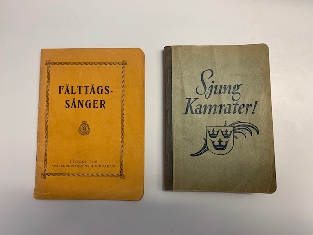 2 st sångböcker i fickformat 
- "Sjung kamrater!" 1941
- "Fälttågssånger" 1924