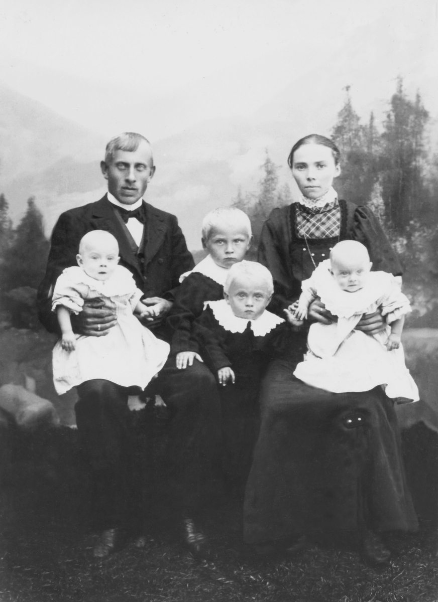 Sigurd f. 1876 Skaland, poståpner og ekspeditør, og Marie Heitmann, F. 1877 i Steinfjord med barna fra venstre: Karl,f. 1907 Erling, f. 1903(bak), Herman , f. 1905 (foran) Danielle, f. 1907.