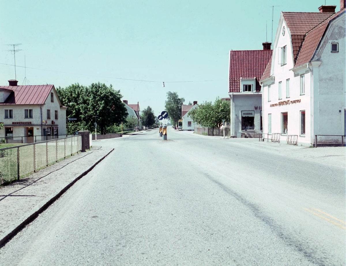 Parti av Folkungavägen i Väderstad. Vy västerut hitom vägens skärning med Vallsbergsvägen. Tiden är sommaren 1966.