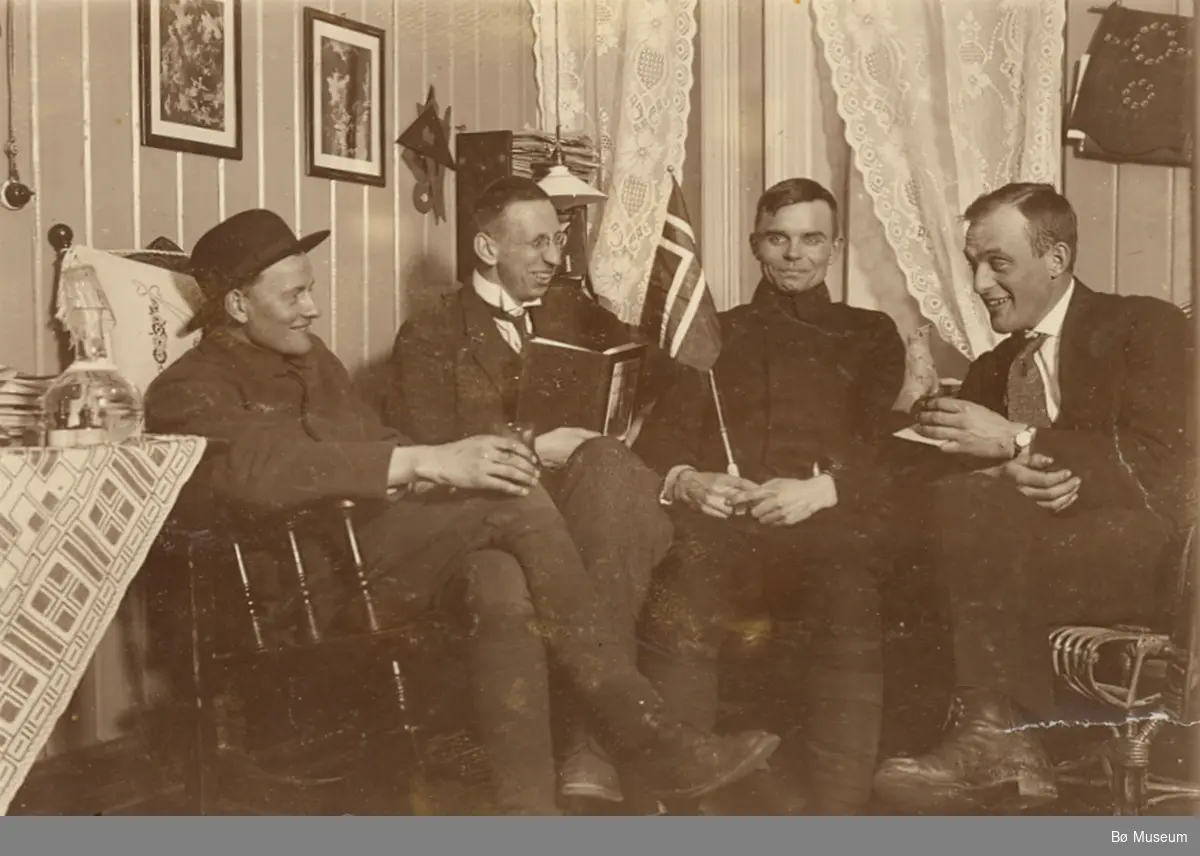 Fire yngre menn sitjande i eit interiør.
Neri H. Valen, Bø, nr. 2 frå v.