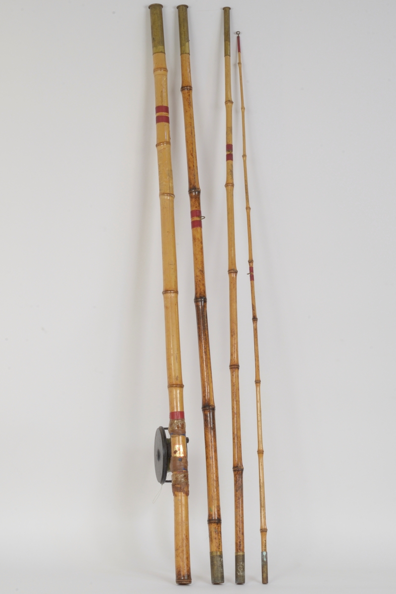 Fiskestang i bambus med messingholker(skjøteholker) i fire deler. Fiskesnellen er festet til stangen med teip.