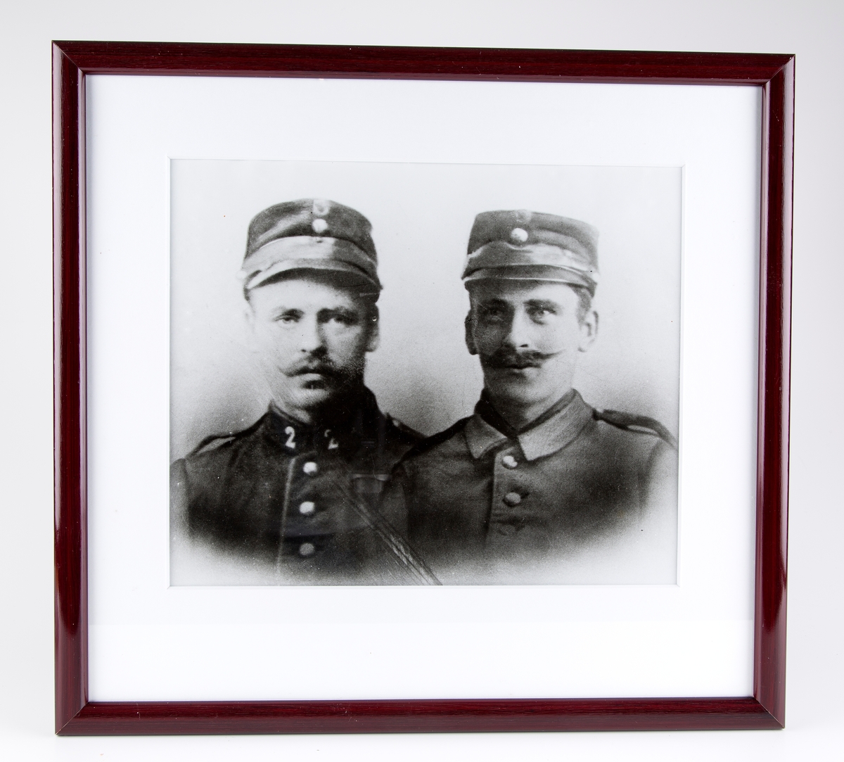 Fotografi av to herrer i uniform.