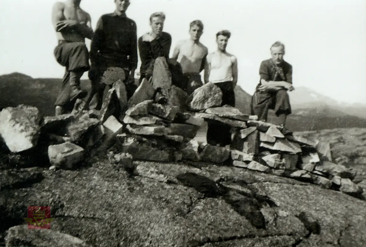 Utskrevne Måndalinger fra Romsdalen på Bjørnefjellvegen i 1942 på fjelltur.

