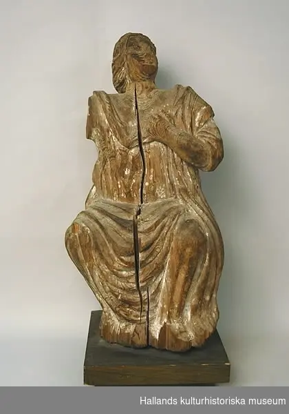 Skulptur av trä, sittande figur