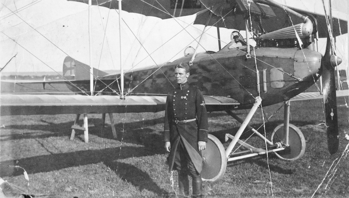Militäre flygföraren Nils Rodéhn står framför flygplan NAB 9 (Albatros B.II) på Flygkompaniet på Malmen, 1916-1917.