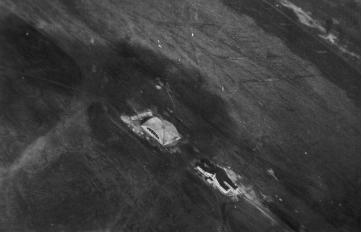 Flygbild av flygfält och byggnader vid F 5 Krigsflygskolan i Ljungbyhed, ca 1930.