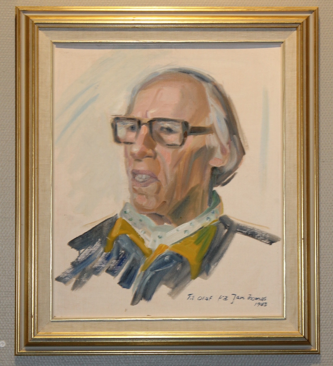 Olaf Tangen med briller og halstørkle