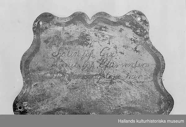 Namnbricka från Carl Friedrich Pechlins kista av försilvrad koppar med inskriften: "Själen hoss Gud Minnet hoss Efterverden Det förgänngeliga här"