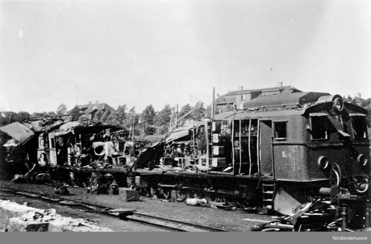 Vrak av lokomotiv etter bombingen av Narvik.