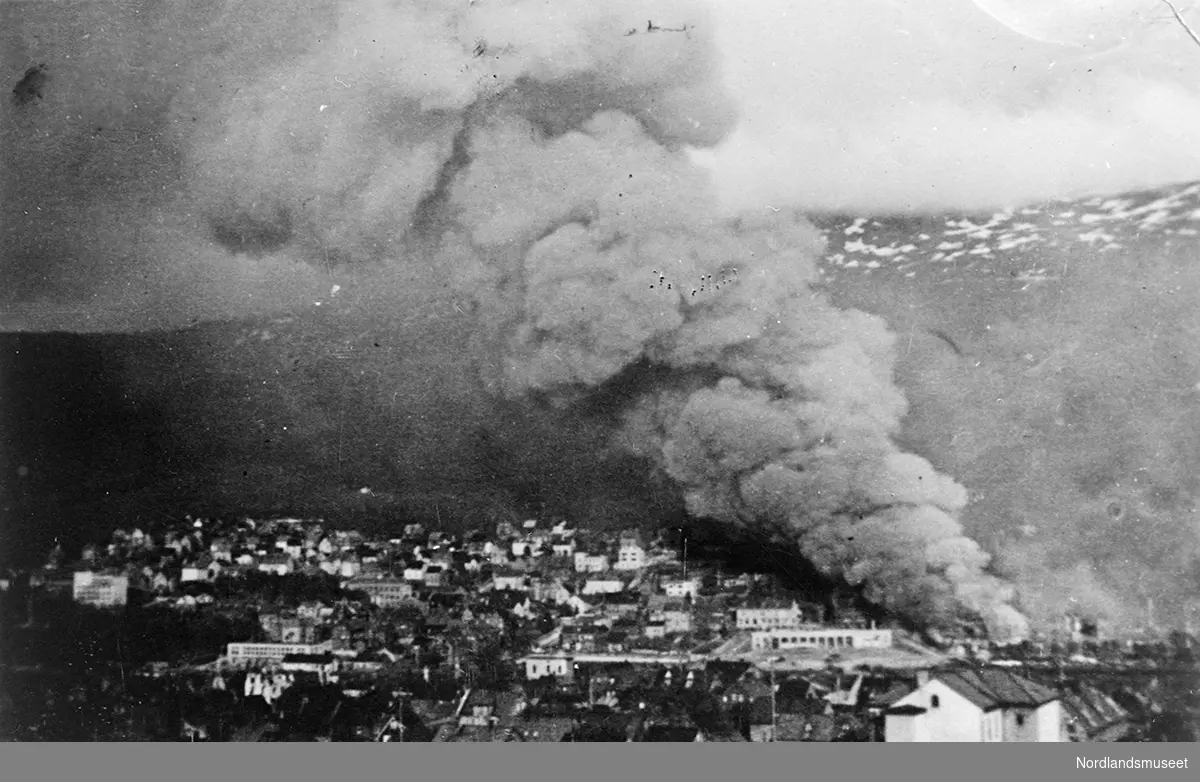 Brandengt. 1, Narvik sentrum, brenner etter den tyske bombingen 2. juni 1940.
