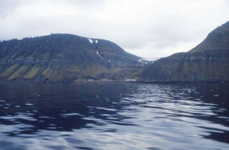 I Isfjorden med sikte mot dess södra sida med Grumantbyen.