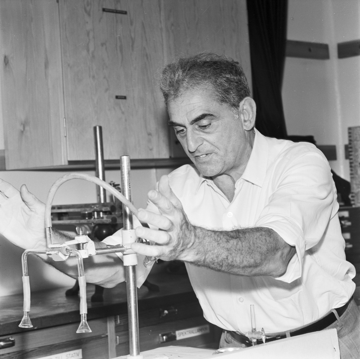 Fysikum, professor Julius Summer Miller har experimentiell fysikundervisning, Uppsala 1963