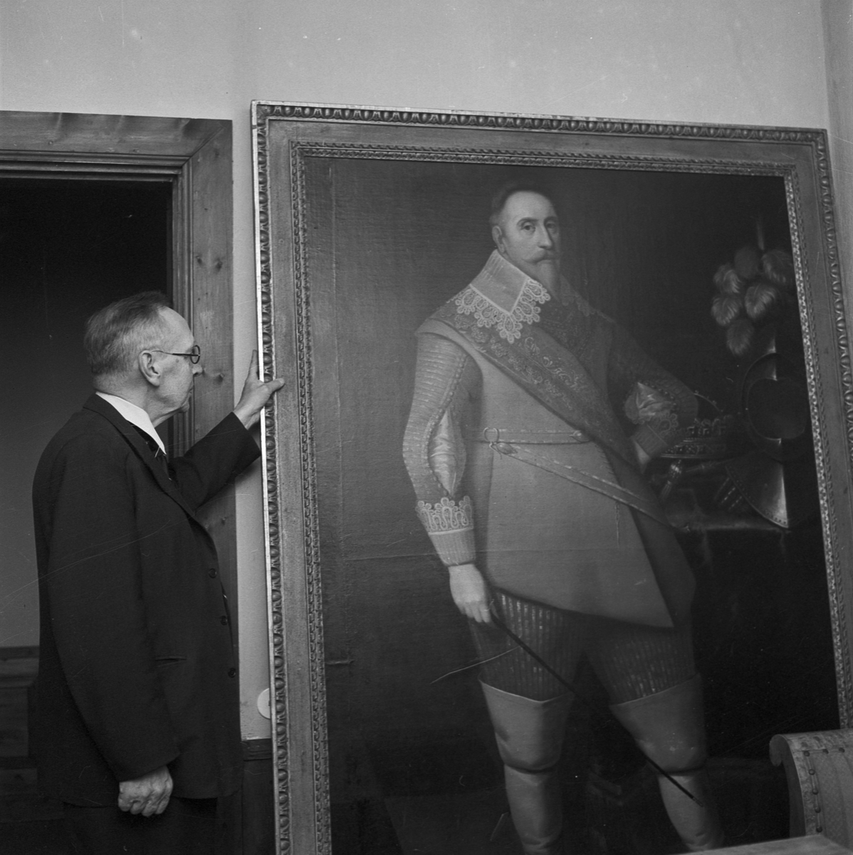 Gustav Adolfs Akademien, professor Sahlgren vid målning av Gustav II Adolf, Uppsala 1958
